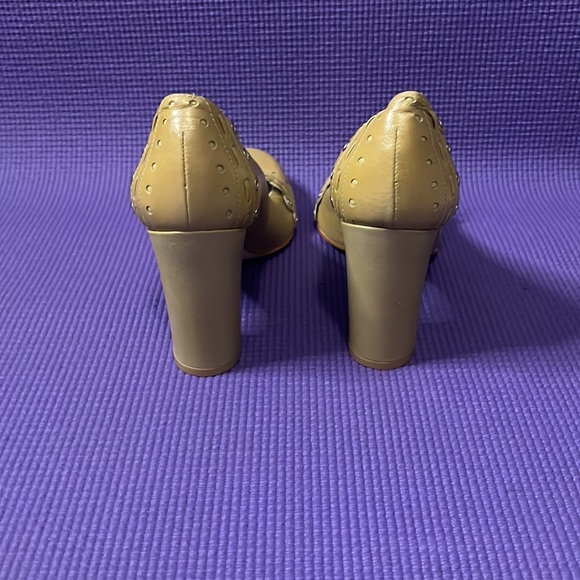 LOVIN’ OXFORD HEELS BY BCBGirls - Picture 3 of 4